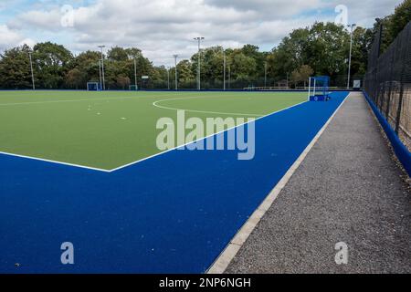 Videz le terrain de hockey par tous les temps de l'Uppingham School sur les terrains de jeu en herbe artificielle verte, Uppingham, Rutland, Angleterre, Royaume-Uni Banque D'Images