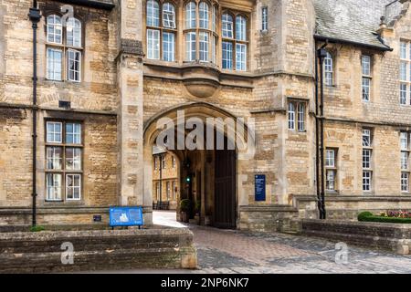 Entrée de l'arcade et Porters Lodge, Uppingham, école de jour et de pension privée indépendante, Rutland, Angleterre, Royaume-Uni Banque D'Images