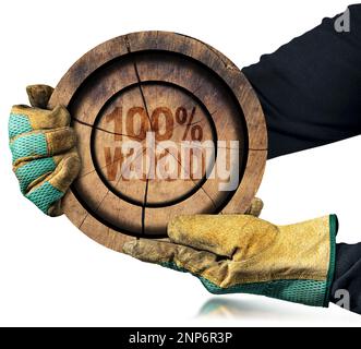 Mains avec des gants de travail de protection tenant une coupe transversale d'un tronc d'arbre avec l'expression, cent pour cent de bois. Isolé sur fond blanc. Banque D'Images