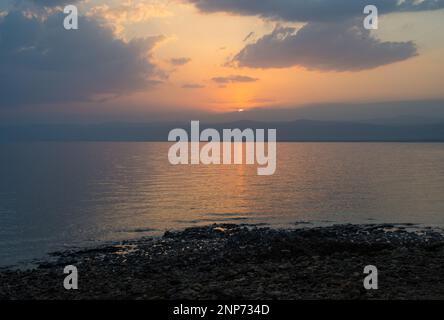 Coucher de soleil sur la côte de la mer Morte, un paysage de soirée à Dusk près de Sweimeh, Jordanie Banque D'Images