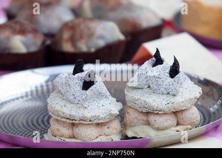 Vente de desserts et autres friandises au marché agricole de Prague, stand de l'un des confiseurs locaux proposant des gâteaux et autres desses Banque D'Images