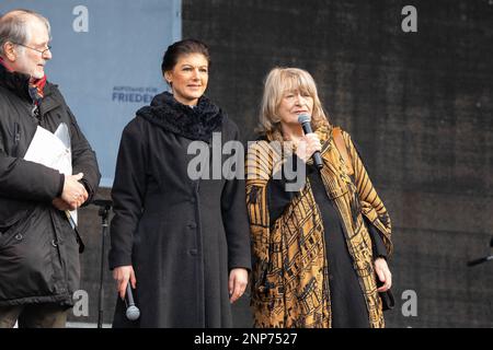 Sahra Wagenknecht und Alice Schwarzer auf der umstrittenen Friedensdemo und Kundgebung für Verhandlungen mit Russland statt Waffenlieferungen für die Banque D'Images