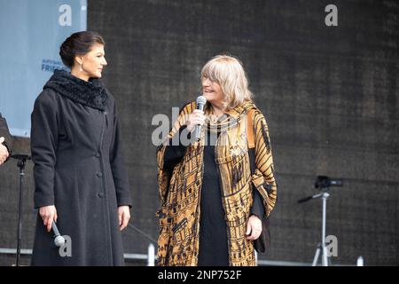 Sahra Wagenknecht und Alice Schwarzer auf der umstrittenen Friedensdemo und Kundgebung für Verhandlungen mit Russland statt Waffenlieferungen für die Banque D'Images