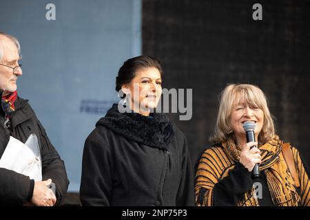 Sahra Wagenknecht und Alice Schwarzer auf der umstrittenen Friedensdemo und Kundgebung für Verhandlungen mit Russland statt Waffenlieferungen für die Banque D'Images