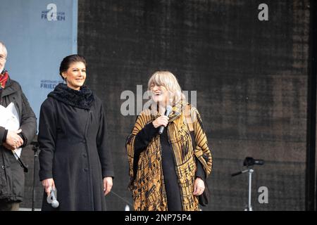 Sahra Wagenknecht und Alice Schwarzer auf der umstrittenen Friedensdemo und Kundgebung für Verhandlungen mit Russland statt Waffenlieferungen für die Banque D'Images