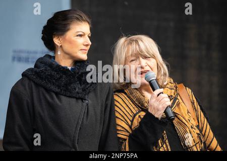 Sahra Wagenknecht und Alice Schwarzer auf der umstrittenen Friedensdemo und Kundgebung für Verhandlungen mit Russland statt Waffenlieferungen für die Banque D'Images