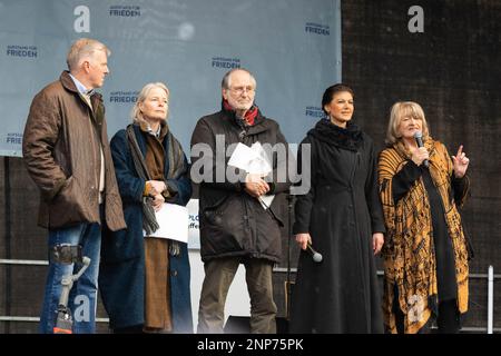 D. Erich VAD, Corinna Kirchhoff, Hans-Peter Waldrich, Sahra Wagenknecht, Alice Schwarzer auf der umstrittenen Friedensdemo und Kungg Banque D'Images