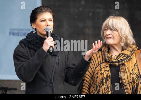 Sahra Wagenknecht und Alice Schwarzer auf der umstrittenen Friedensdemo und Kundgebung für Verhandlungen mit Russland statt Waffenlieferungen für die Banque D'Images