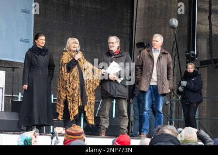 Sahra Wagenknecht, Alice Schwarzer, Hans-Peter Waldrich, Brigadegenech a. D. Erich VAD auf der umstrittenen Friedensdemo und Kundgebung für Verhandlu Banque D'Images