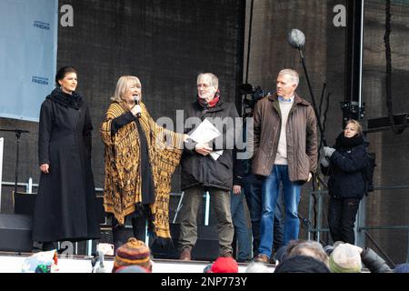 Sahra Wagenknecht, Alice Schwarzer, Hans-Peter Waldrich, Brigadegenech a. D. Erich VAD auf der umstrittenen Friedensdemo und Kundgebung für Verhandlu Banque D'Images