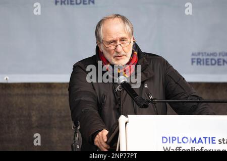 Hans-Peter Waldrich auf der umstrittenen Friedensdemo und Kundgebung für Verhandlungen mit Russland statt Waffenlieferungen für die Ukraine am Branden Banque D'Images