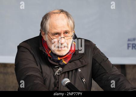 Hans-Peter Waldrich auf der umstrittenen Friedensdemo und Kundgebung für Verhandlungen mit Russland statt Waffenlieferungen für die Ukraine am Branden Banque D'Images