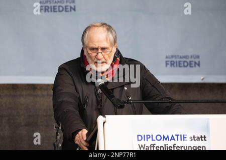 Hans-Peter Waldrich auf der umstrittenen Friedensdemo und Kundgebung für Verhandlungen mit Russland statt Waffenlieferungen für die Ukraine am Branden Banque D'Images