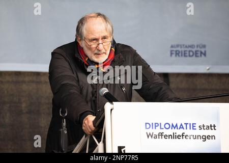 Hans-Peter Waldrich auf der umstrittenen Friedensdemo und Kundgebung für Verhandlungen mit Russland statt Waffenlieferungen für die Ukraine am Branden Banque D'Images