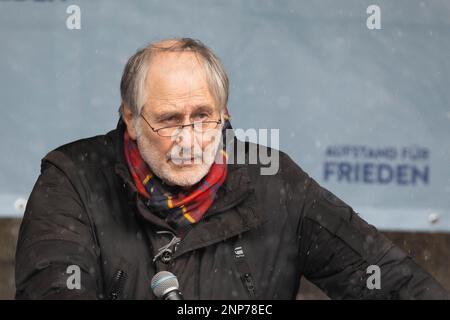 Hans-Peter Waldrich auf der umstrittenen Friedensdemo und Kundgebung für Verhandlungen mit Russland statt Waffenlieferungen für die Ukraine am Branden Banque D'Images