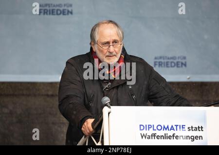 Hans-Peter Waldrich auf der umstrittenen Friedensdemo und Kundgebung für Verhandlungen mit Russland statt Waffenlieferungen für die Ukraine am Branden Banque D'Images