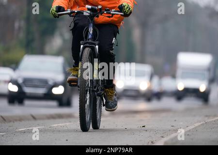 Photo du dossier datée du 25/01/2022 d'une femme qui fait le tour d'une piste cyclable. Près des deux tiers (65 %) des conducteurs croient que les cyclistes agressifs représentent une menace pour leur sécurité, suggère une nouvelle étude. L'enquête auprès de 2 010 automobilistes britanniques, commandée par l'association caritative de sécurité routière IAM RoadSmart, a également indiqué que 60 % d'entre eux estiment que les cyclistes agressifs sont un problème plus important qu'il y a trois ans. Date de publication : dimanche 26 février 2023. Banque D'Images