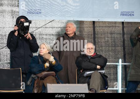 Corinna Kirchhoff,Oscar Lafontaine, Hans-Peter Waldrich auf der umstrittenen Friedensdemo und Kundgebung für Verhandlungen mit Russland statt Waffenli Banque D'Images