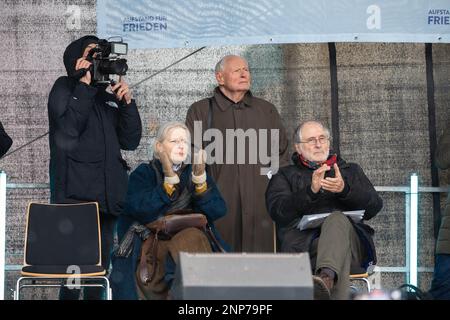 Corinna Kirchhoff,Oscar Lafontaine, Hans-Peter Waldrich auf der umstrittenen Friedensdemo und Kundgebung für Verhandlungen mit Russland statt Waffenli Banque D'Images