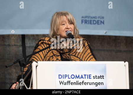 Alice Schwarzer auf der umstrittenen Friedensdemo und Kundgebung für Verhandlungen mit Russland statt Waffenlieferungen für die Ukraine am Brandenburg Banque D'Images