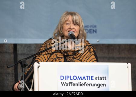 Alice Schwarzer auf der umstrittenen Friedensdemo und Kundgebung für Verhandlungen mit Russland statt Waffenlieferungen für die Ukraine am Brandenburg Banque D'Images