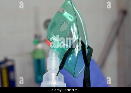 Un nébuliseur ou masque de nébulisation qui est connecté à une bouteille d'oxygène ou un dispositif d'administration de médicament utilisé pour administrer un médicament sous forme de brume inhal Banque D'Images