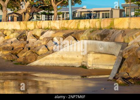 Un grand drain municipal ouvert menant à la plage d'Ettalong sur la côte centrale de la Nouvelle-Galles du Sud en Australie Banque D'Images