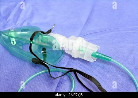Un nébuliseur ou masque de nébulisation qui est connecté à une bouteille d'oxygène ou un dispositif d'administration de médicament utilisé pour administrer un médicament sous forme de brume inhal Banque D'Images