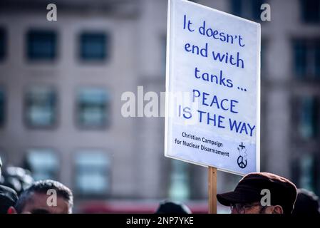 Londres, Royaume-Uni. 25th févr. 2023. Un manifestant tient un écriteau lors de la manifestation de l'anniversaire du conflit entre l'Ukraine et la Russie dans le centre de Londres. Les manifestants défilent dans le centre de Londres pour manifester leur solidarité avec l'Ukraine à la suite du premier anniversaire de l'invasion de l'Ukraine par la Russie. 24 février a marqué le premier anniversaire de l'invasion de l'Ukraine par la Russie, alors que les Ukrainiens se sont vantés de nouvelles grèves russes après une année de défiance et de chagrin. Crédit : SOPA Images Limited/Alamy Live News Banque D'Images