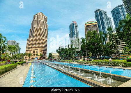 Kuala Lumpur, Malaisie - janvier 2023 : la banque publique Berhad devant les magnifiques fontaines des tours jumelles Petronas, qui font la toile de fond parfaite pour Banque D'Images