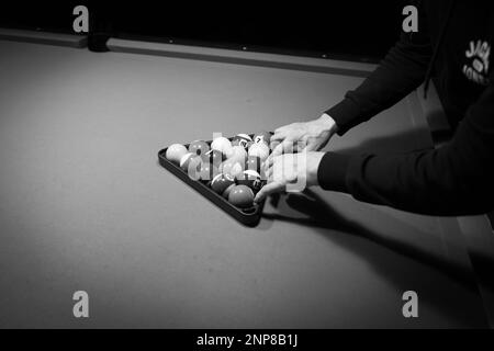 Les boules de billard sont triées sur la table de billard Banque D'Images