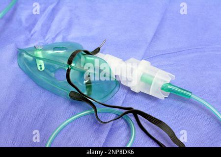 Un nébuliseur ou masque de nébulisation qui est connecté à une bouteille d'oxygène ou un dispositif d'administration de médicament utilisé pour administrer un médicament sous forme de brume inhal Banque D'Images