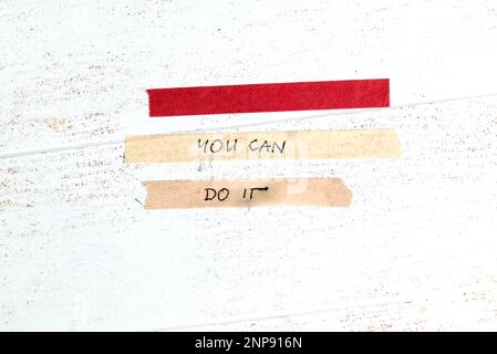 message de motivation « you can do it » manuscrit sur bande washi colorée sur fond de bois blanc Banque D'Images