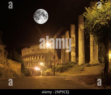 PLEINE LUNE COLISÉE ROMAIN RUINES ROME ITALIE Banque D'Images
