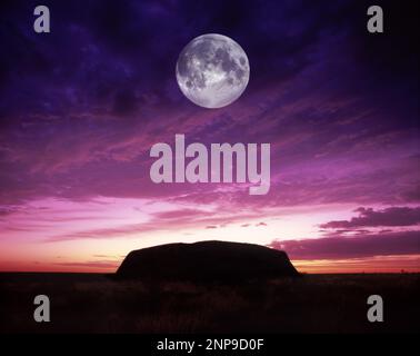 PLEINE LUNE AYERS ROCK ULURU-KATA TJUTA PARC NATIONAL TERRITOIRE DU NORD AUSTRALIE Banque D'Images