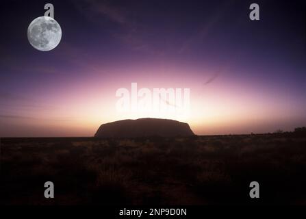 PLEINE LUNE AYERS ROCK ULURU-KATA TJUTA PARC NATIONAL TERRITOIRE DU NORD AUSTRALIE Banque D'Images