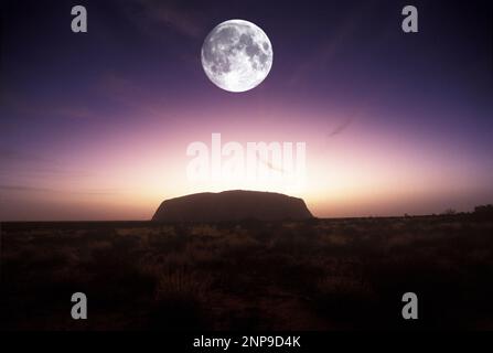 PLEINE LUNE SUR AYERS ROCK ULURU-KATA TJUTA PARC NATIONAL TERRITOIRE DU NORD AUSTRALIE Banque D'Images