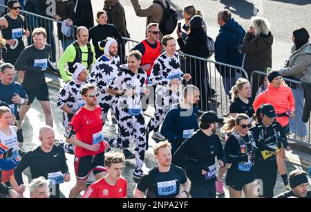 Brighton Royaume-Uni 26th février 2023 - des milliers de coureurs participent au semi-marathon de Brighton en 33rd, le long de la côte sud . Plus de dix mille coureurs devraient participer à la levée d'argent pour diverses associations caritatives: Crédit Simon Dack / Alamy Live News Banque D'Images