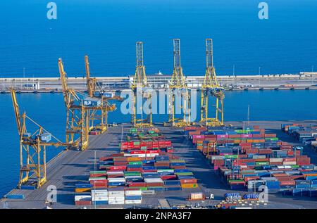 BARCELONE, ESPAGNE - 31 janvier 2023: Le port commercial de Barcelone avec des conteneurs de fret et des grues de chargement Banque D'Images