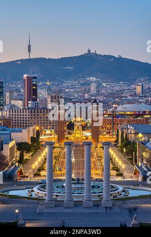 Barcelone au crépuscule avec la Plaza de Espana et le mont Tibidabo à l'arrière Banque D'Images