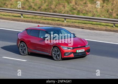 2021 KIA EV6 GT-LINE Electricité automatique 1 vitesses avec roues à rayons Propeller en alliage, véhicule utilitaire multisegment compact électrique à batterie sur l'autoroute M6 au Royaume-Uni Banque D'Images