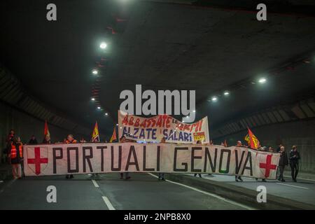 Rome, Italie, Italie. 25th févr. 2023. Environ 10 000 personnes sont descendues dans les rues de Gênes pour la manifestation nationale contre la guerre et contre les navires transportant des armes convoquées par les travailleurs de cale de Calp. Une longue procession ouverte par la bannière des dockers qui a commencé à partir du port et a ensuite traversé les rues de la ville. En 2020, des employés du quai de Calp ont bloqué un navire transportant des armes destinées à la guerre en Syrie.en 2021, Calp a été en contact avec des travailleurs syndicaux de l'USB à Livourne pour bloquer une cargaison d'armes à destination d'Israël pour une utilisation contre le peuple de Gaza, Et en 2022, les employés USB à l'aéroport de Pise Banque D'Images