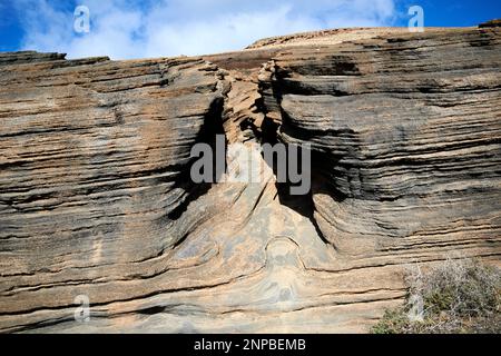 entrée au canyon formé par des couches de Ladera Del volcan Las Grietas Lanzarote, îles Canaries, Espagne formations rocheuses volcaniques causées par l'érosion Banque D'Images