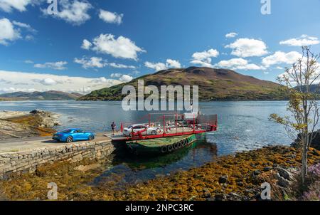 Le ferry de Glenelg à Kylerhea entre les Highlands écossais et l'île de Skye. Le ferry est le dernier ferry tournant manuel au monde. Banque D'Images