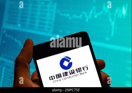 Chine. 19th févr. 2023. Dans cette illustration, le logo de la société bancaire multinationale chinoise, China Construction Bank Corporation (CCB), est affiché sur un smartphone avec un graphique d'indice boursier économique en arrière-plan. Crédit : SOPA Images Limited/Alamy Live News Banque D'Images