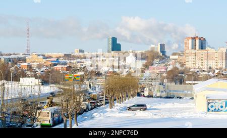 De nombreuses voitures se trouvent dans un embouteillage sur une route d'hiver dans la rue de la ville de Novosibirsk en Russie au printemps après-midi. Banque D'Images