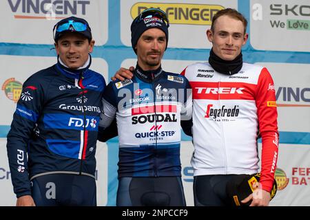 (De LTO R): David Gaudu (équipe Groupama-fdj), Julian Alaphippe (équipe Soudal Quick-STEP) et Mattias Skjelmose (équipe Trek-Segafredo) sont vus sur le podium. Le Faun Ardeche Classic est une course cycliste d'une journée qui a lieu le 25 février 2023. Cette édition a été remportée par le Français Julien Alaphilippe (équipe Soudal Quick-STEP) devant son compatriote David Gaudu, deuxième (équipe Groupama-fdj) et le pilote danois Mattias Skjelmose (équipe Trek-Segafredo) qui a terminé troisième. (Photo de Laurent Coust / SOPA Images / Sipa USA) Banque D'Images