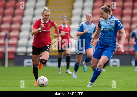 Martha Thomas #9 de Manchester United casse après Sarah Robson #6 de Durham Women pendant le match de la Vitality Women's FA Cup Manchester United Women vs Durham Women FC à Leigh Sports Village, Leigh, Royaume-Uni, 26th février 2023 (photo de Steve Flynn/News Images) à Leigh, Royaume-Uni le 2/26/2023. (Photo de Steve Flynn/News Images/Sipa USA) Banque D'Images