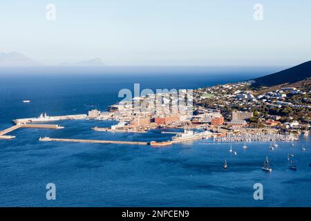Marina et chantier naval de Simonstown, Cape Town, Cape Peninsula, Western Cape, Afrique du Sud. Vue aérienne sur le paysage au coucher du soleil Banque D'Images