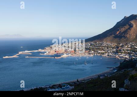 Simonstown, Cape Town, Cape Peninsula, Western Cape, Afrique du Sud au coucher du soleil. Vue aérienne depuis le sommet de la route Red Hills Banque D'Images